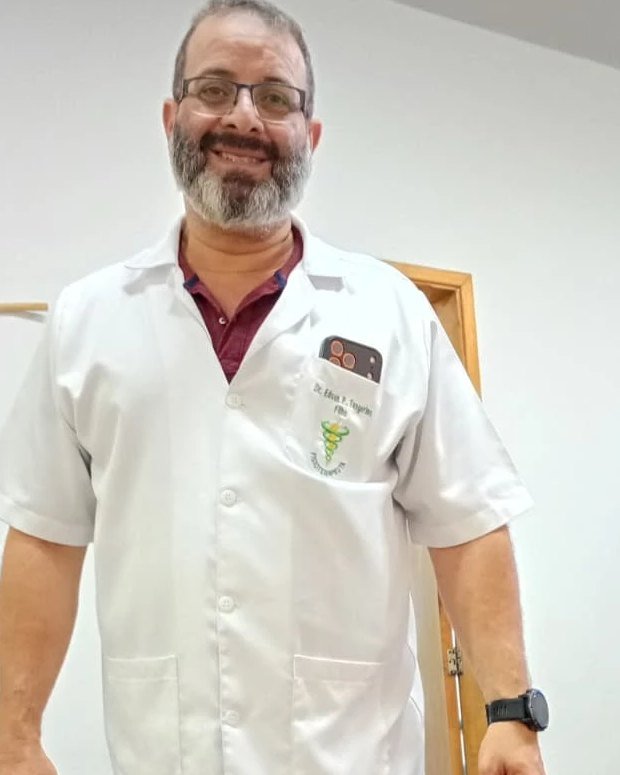 Dr. Edson Tangerino no consultório da MoviMente